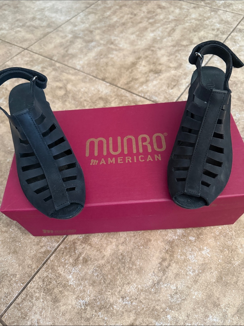 Munro American Abby Black Cutout Peep-Toe Sandals size 5